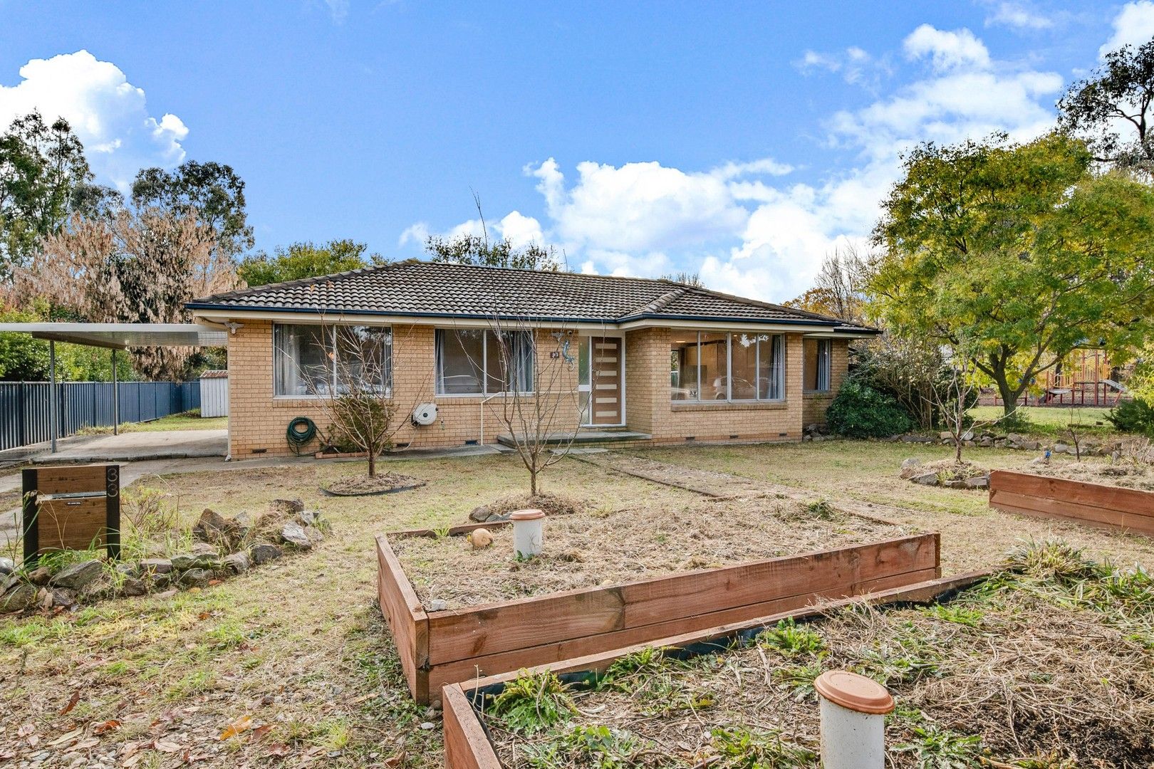 3 bedrooms House in 33 Oakover Circuit KALEEN ACT, 2617