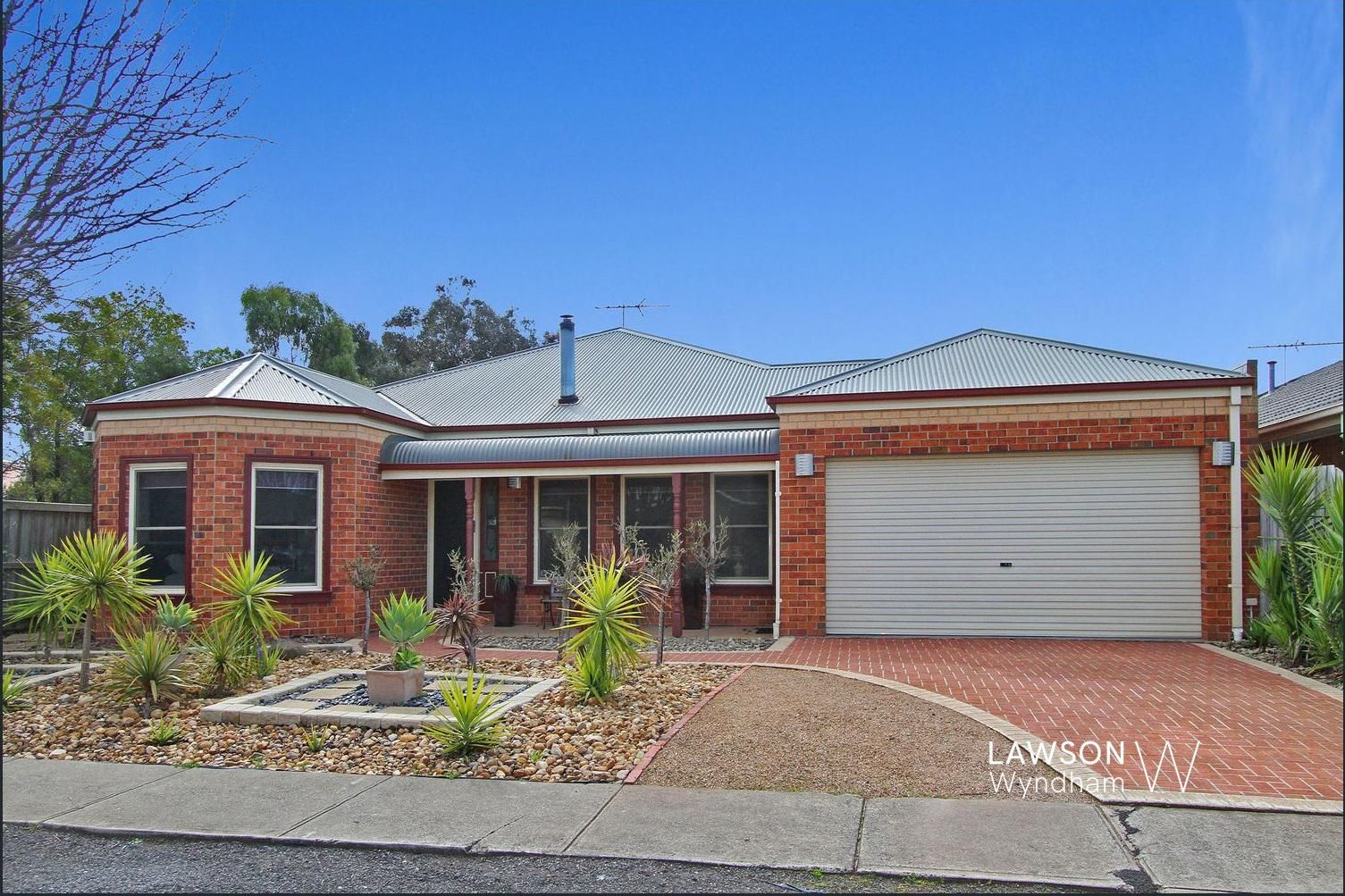 4 bedrooms House in 27 Southbank Walk TAYLORS HILL VIC, 3037