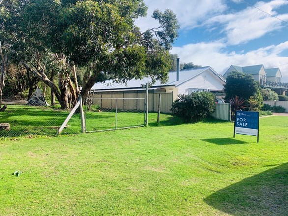 8 William Street, Little Grove WA 6330