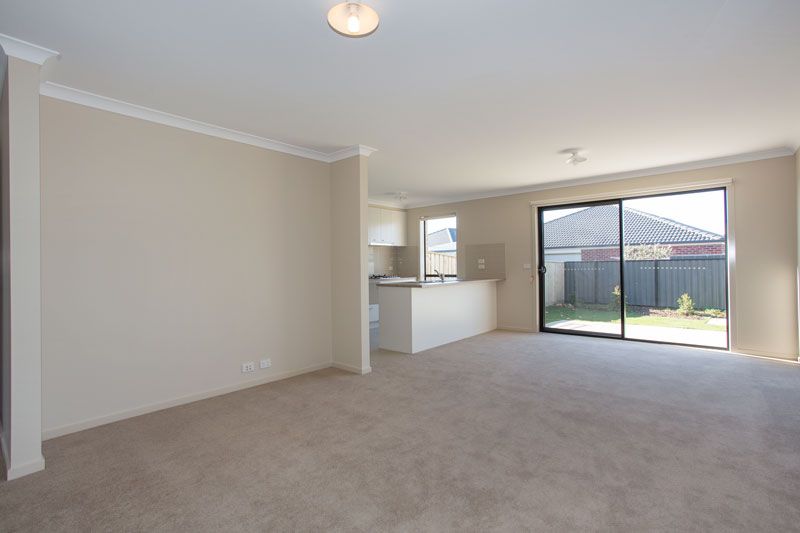 9/6-12 Highwood Drive, Hillside VIC 3037, Image 2