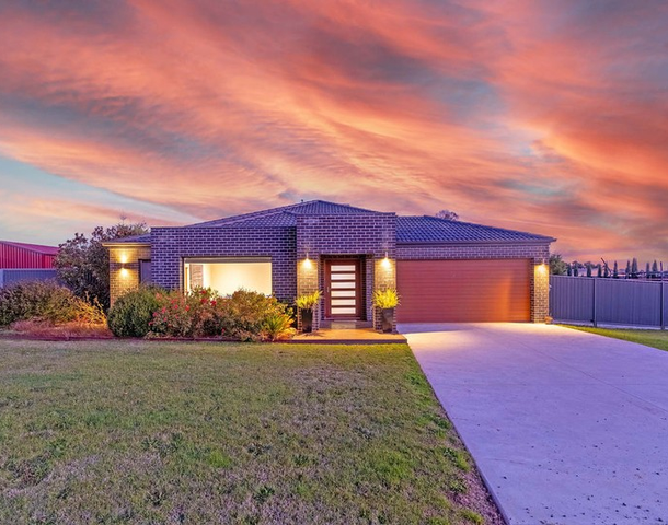 27 Diamond Drive, Cardigan Village VIC 3352