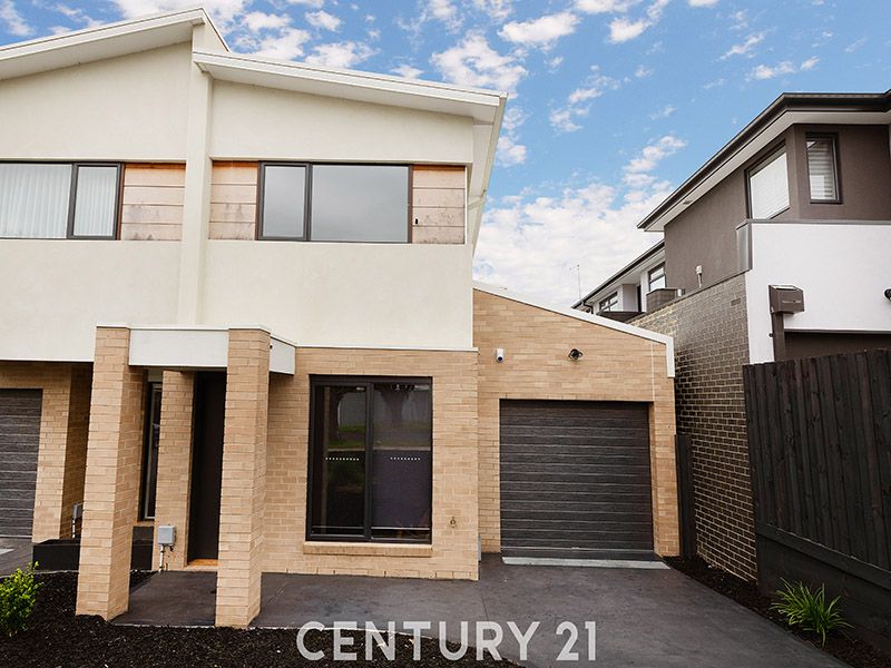 4 bedrooms Townhouse in 10A Melaleuca Drive CLARINDA VIC, 3169