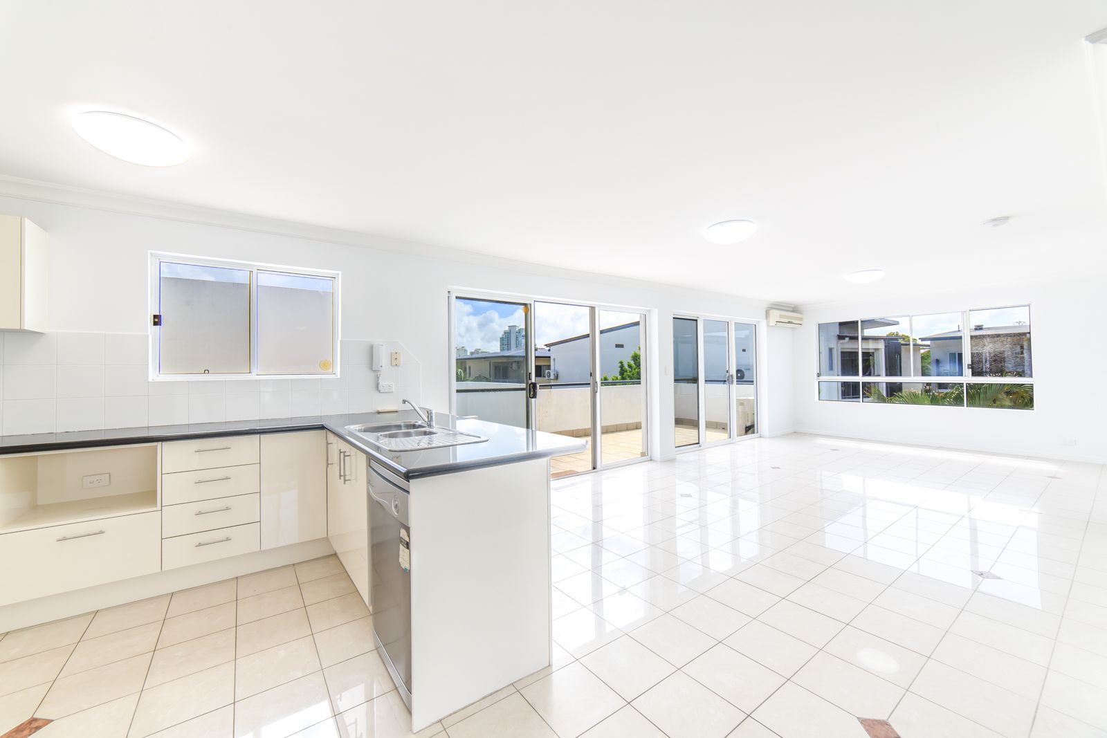 2 bedrooms Apartment / Unit / Flat in 8/97 Muir Street LABRADOR QLD, 4215