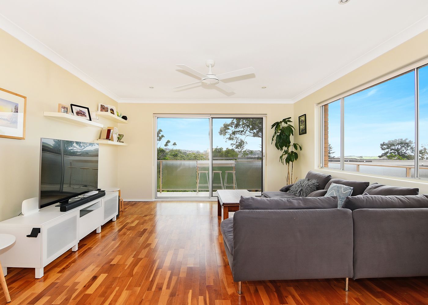 2 bedrooms Apartment / Unit / Flat in 11/44 The Crescent DEE WHY NSW, 2099