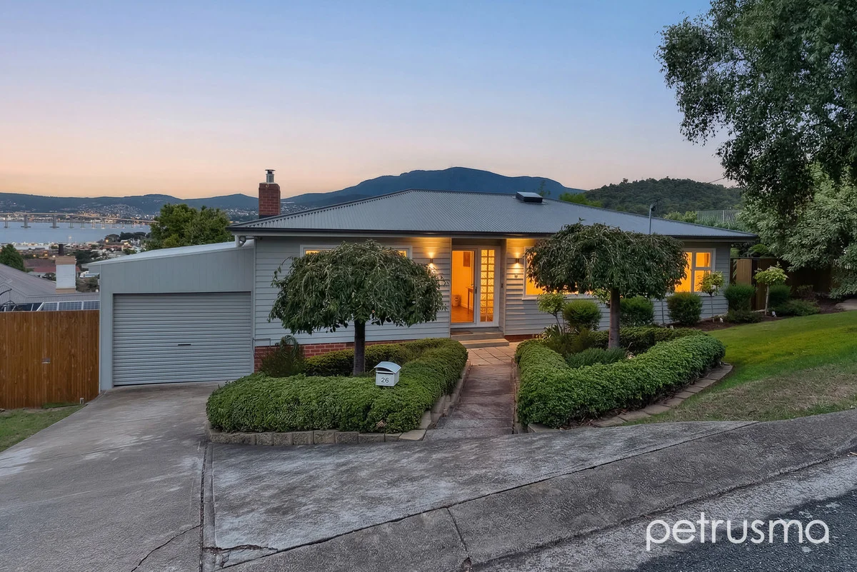 26 Malunna Road, Lindisfarne TAS 7015