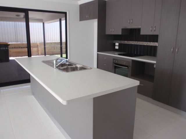 3 bedrooms Apartment / Unit / Flat in 1/10 Scenic Drive EMERALD QLD, 4720