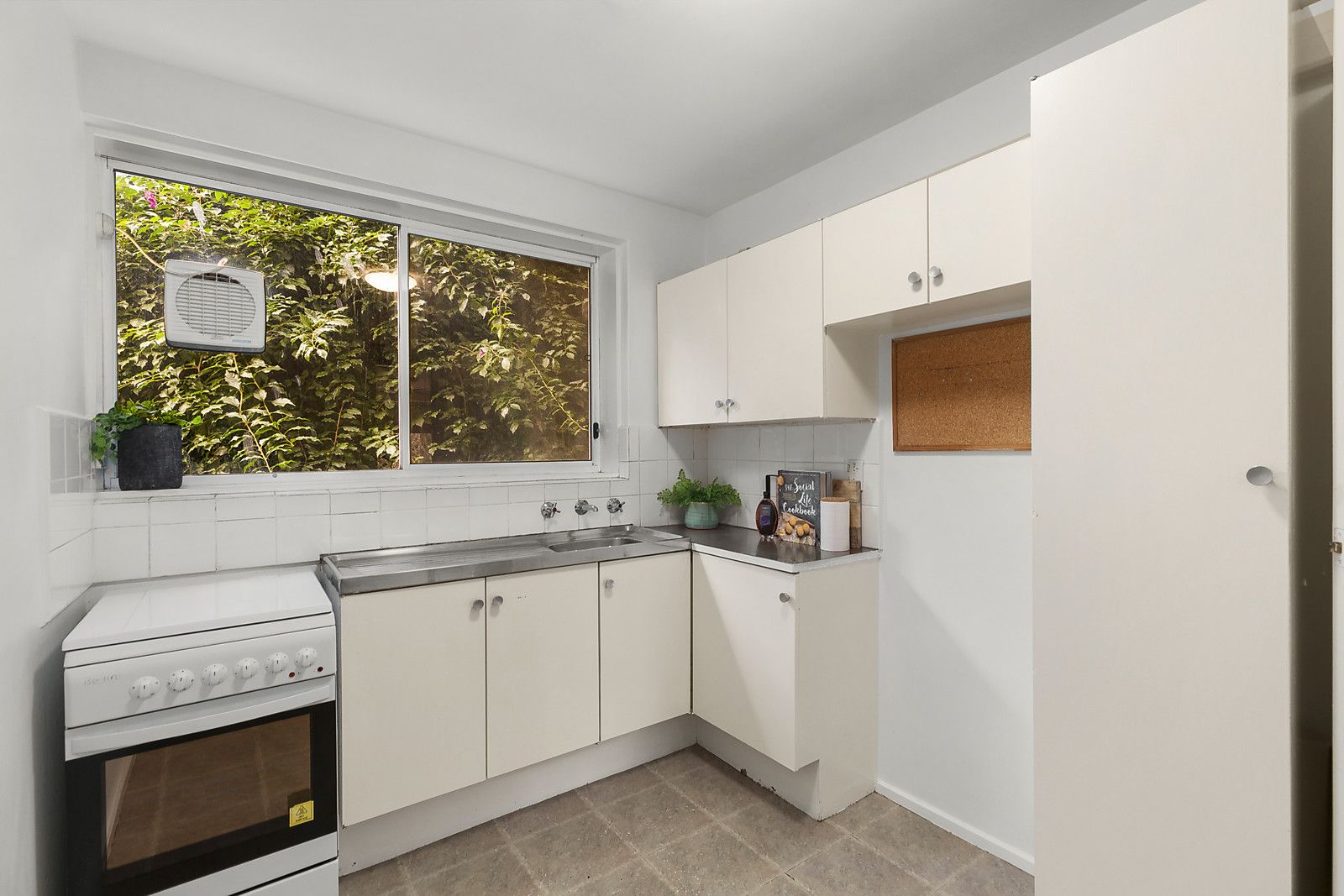 6/6-10 Farnham Court, Flemington VIC 3031, Image 2