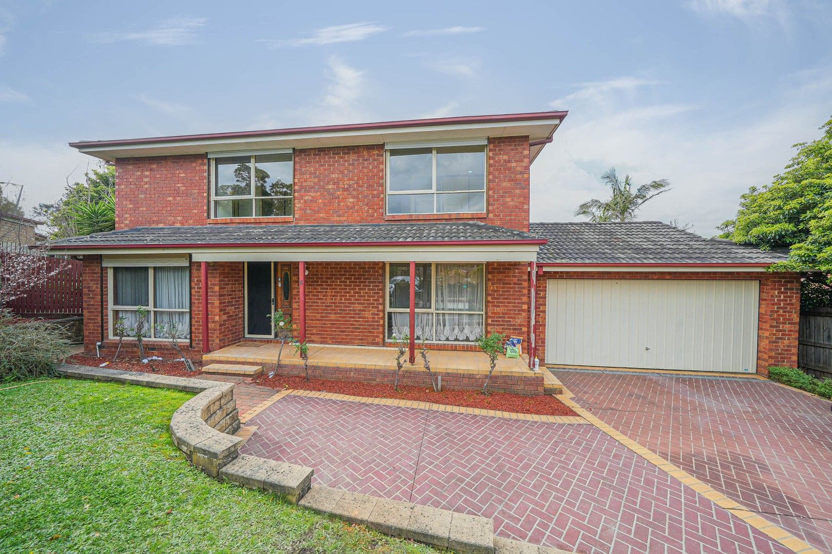 5 bedrooms House in 6 Heard Close BERWICK VIC, 3806
