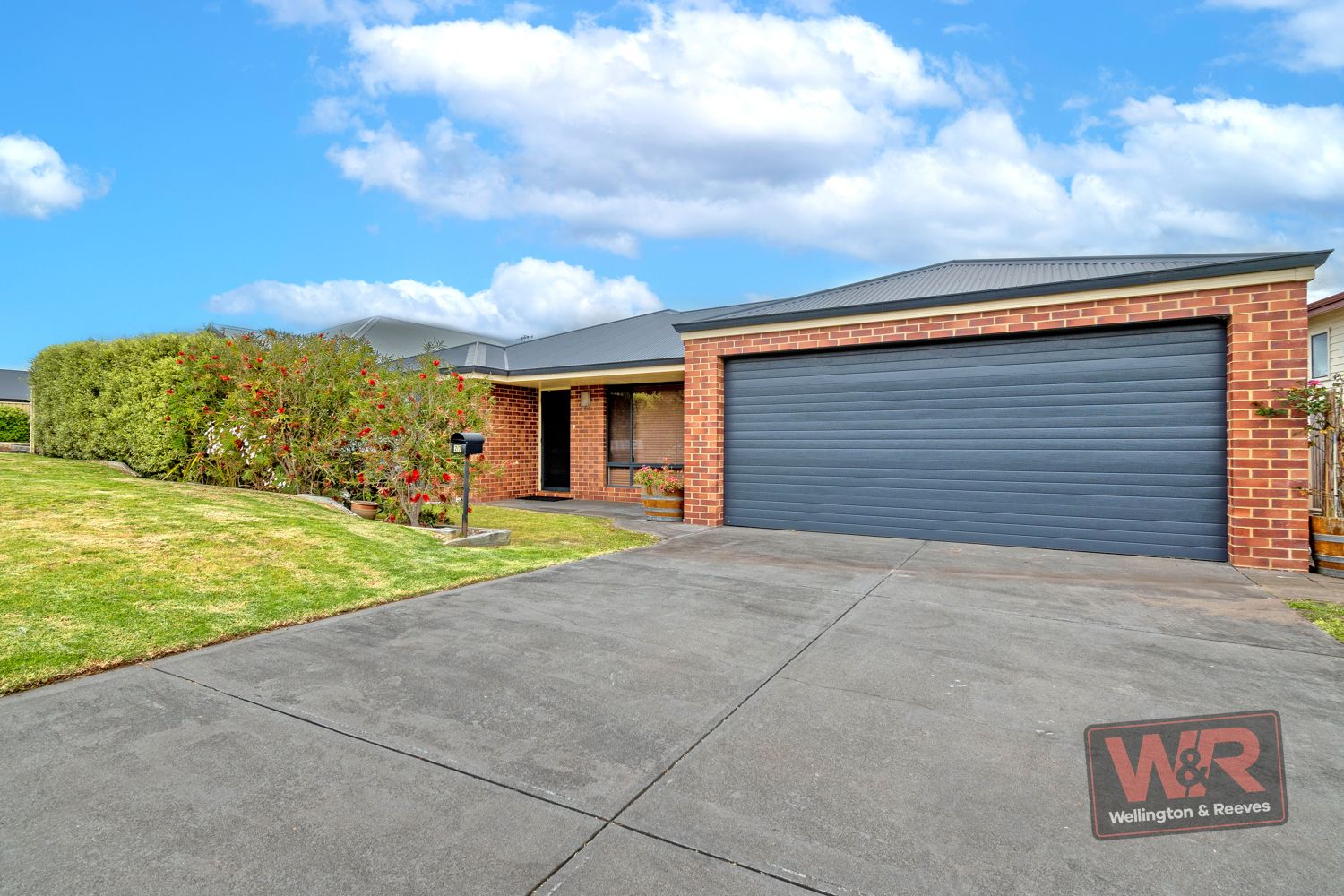 4 bedrooms House in 27 Ardeana Crescent YAKAMIA WA, 6330