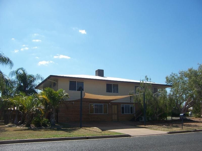 8 bedrooms House in 41 Staal Crescent EMERALD QLD, 4720