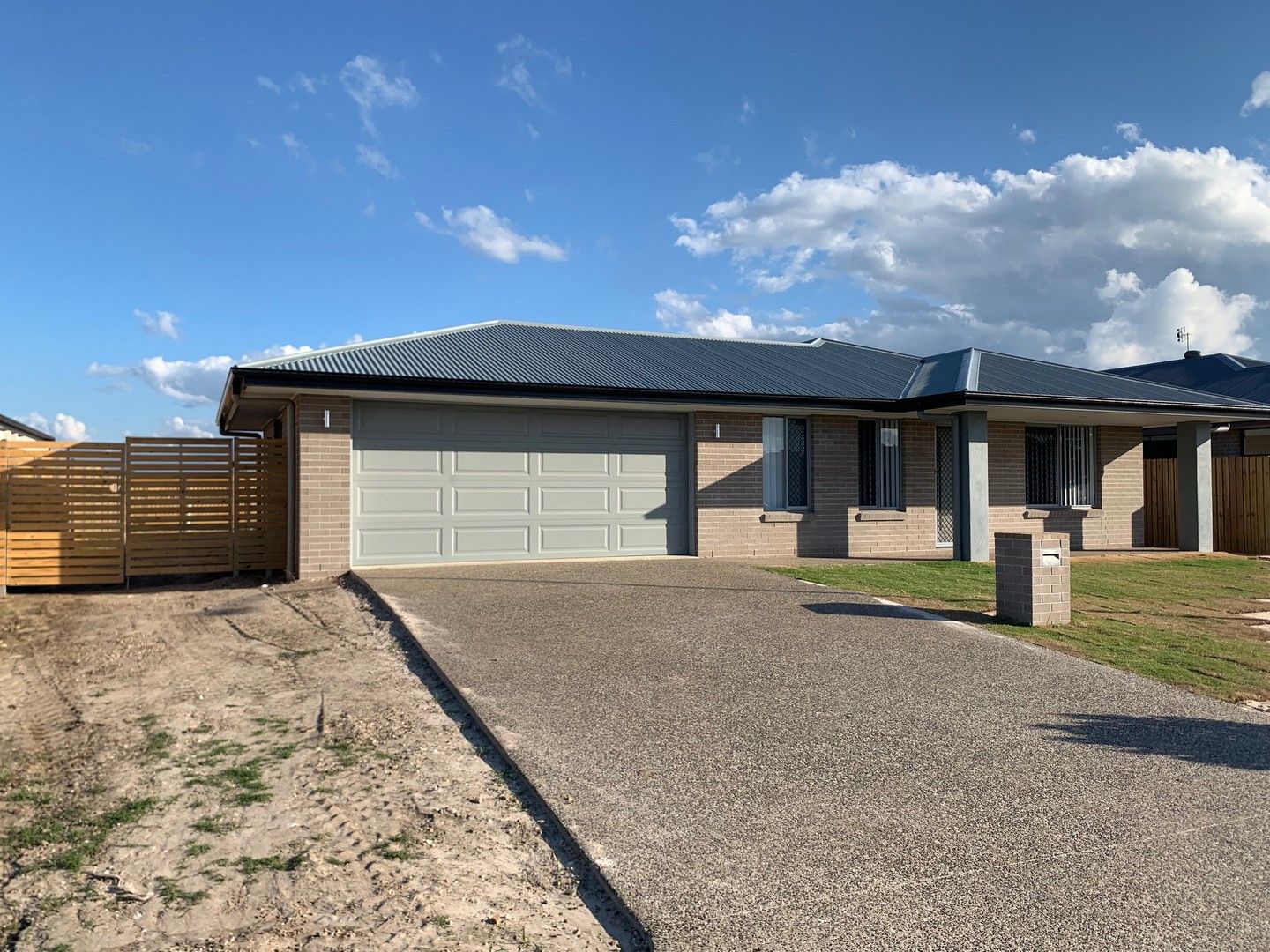 4 bedrooms House in 10 Bonavista Way ELI WATERS QLD, 4655