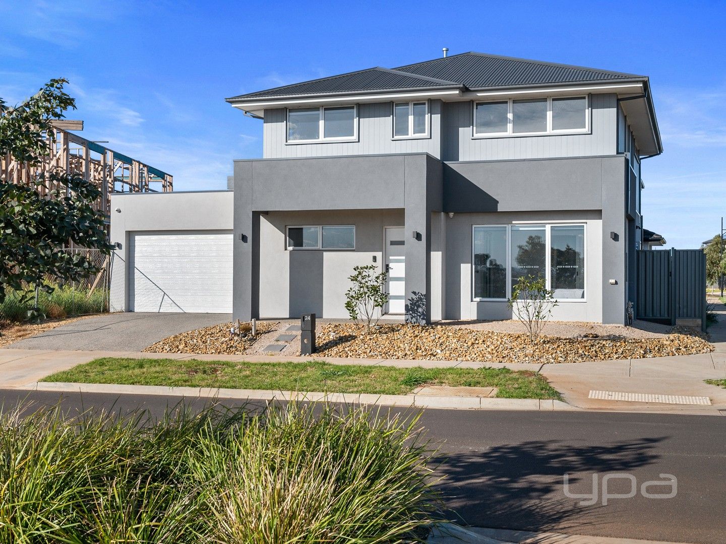 4 bedrooms House in 24 Basildon Crescent STRATHTULLOH VIC, 3338