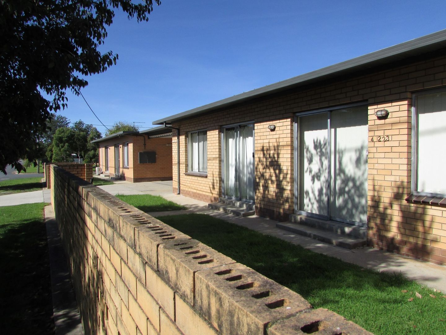 1-4/223 Plummer Street, South Albury NSW 2640, Image 2