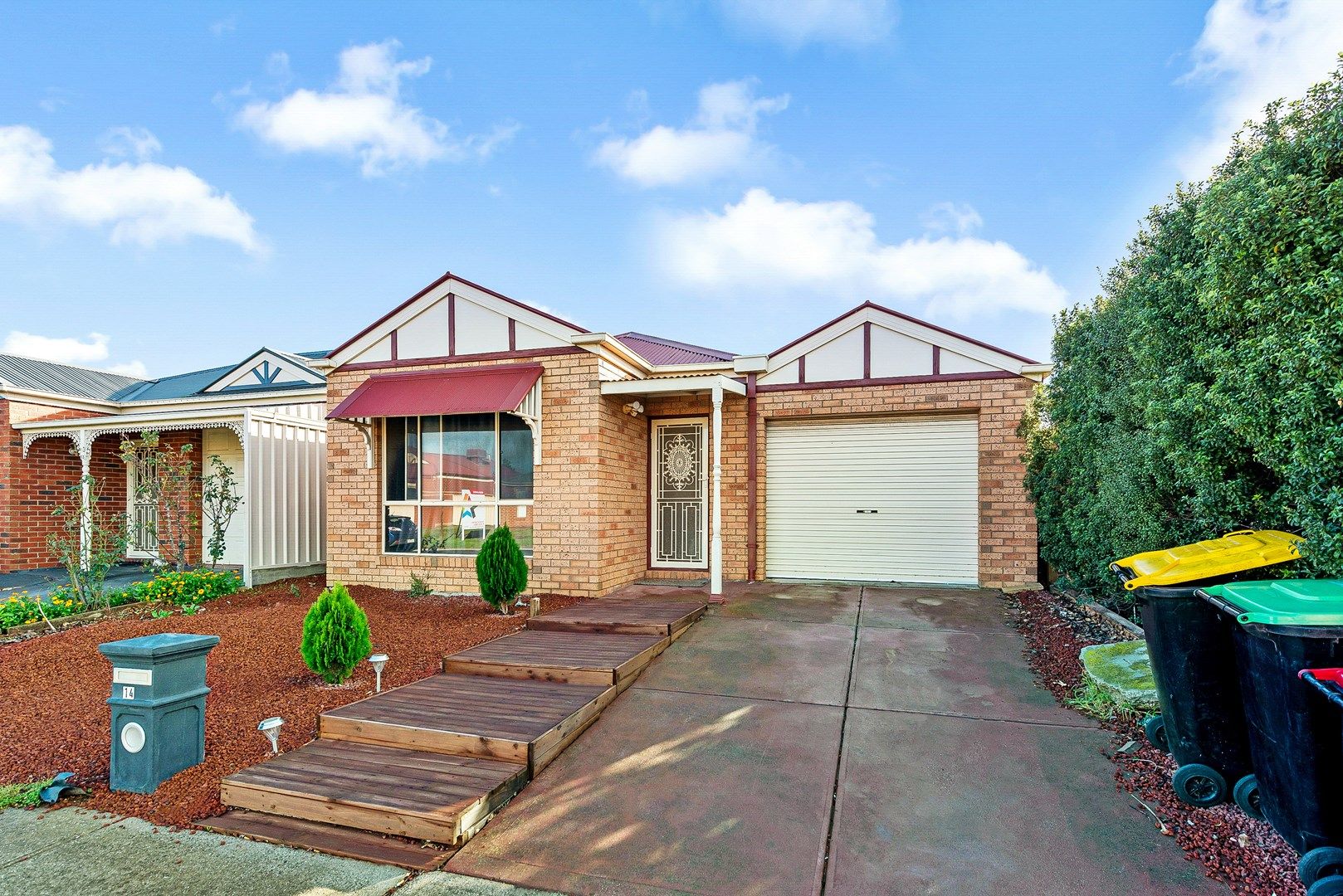 3 bedrooms House in 14 Hinchinbrook Close CAROLINE SPRINGS VIC, 3023