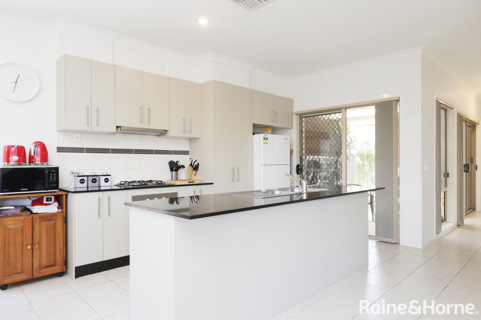 9 Viewbank Walk, Caroline Springs VIC 3023, Image 2