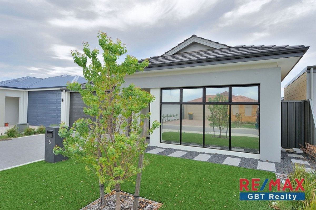 4 bedrooms House in 5 Alicante Road CAVERSHAM WA, 6055
