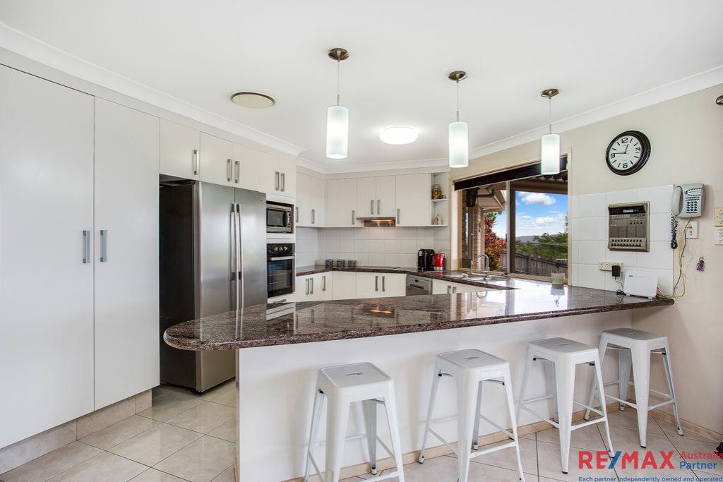 4 Nairn Ct, Highland Park QLD 4211, Image 2