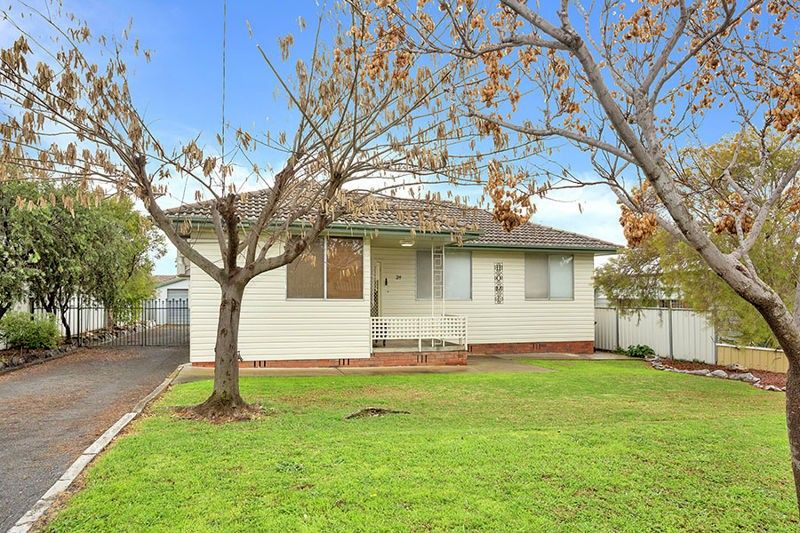 3 bedrooms House in 24 Holland Street TAMWORTH NSW, 2340