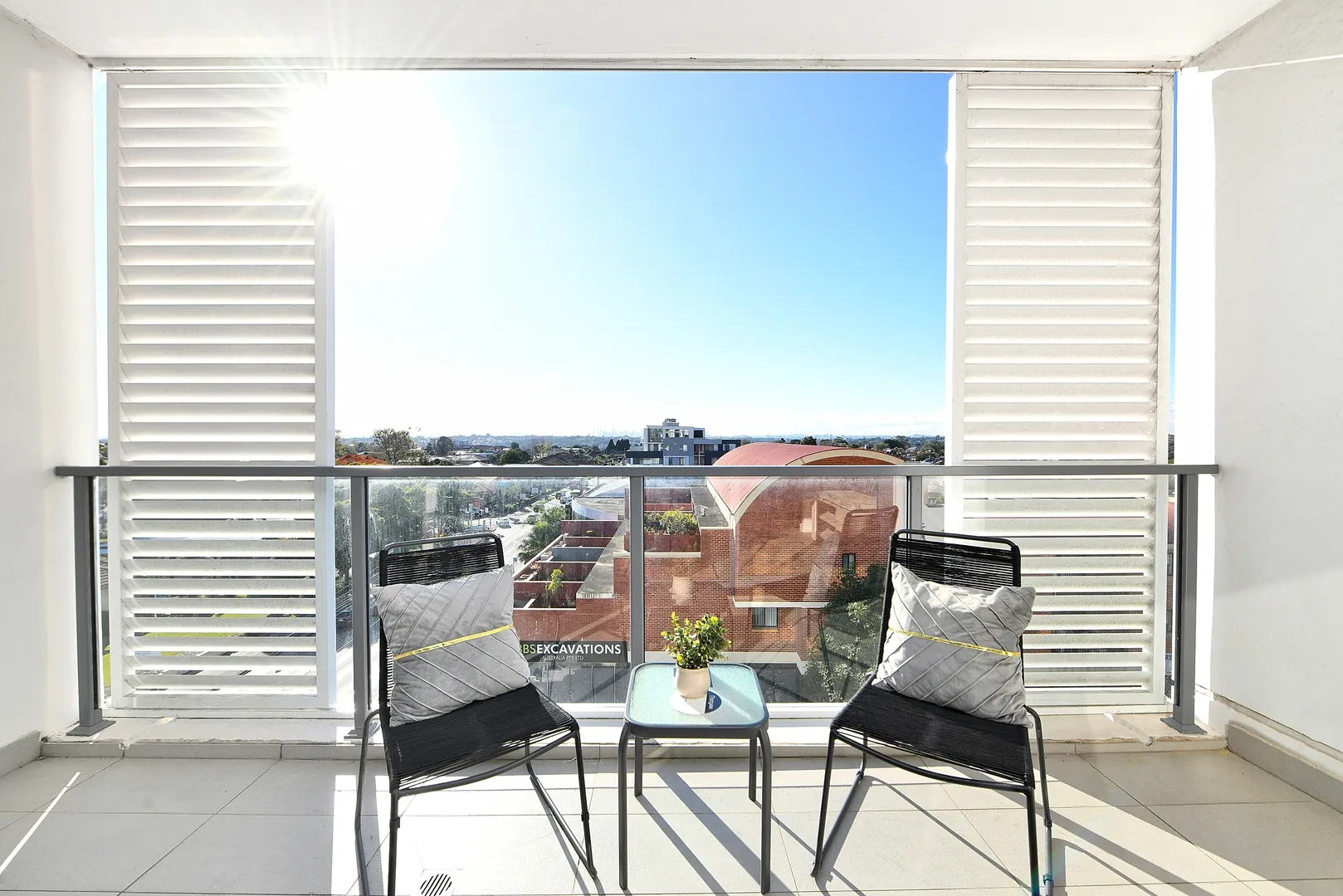 Stylish Fifth-Floor Apartment with Panoramic City Outlook - Widok 2