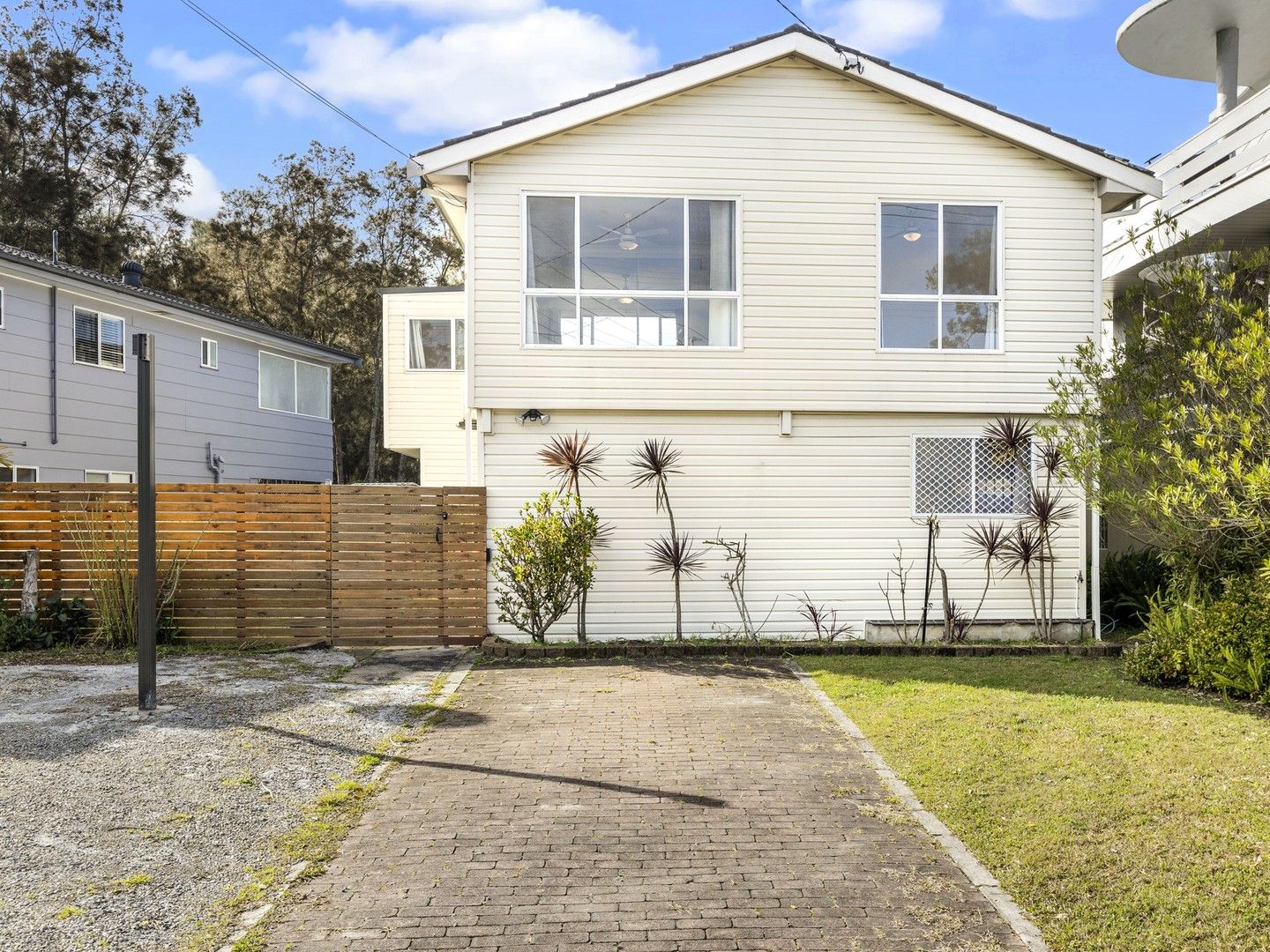 4 bedrooms House in 313 Lakedge Avenue BERKELEY VALE NSW, 2261
