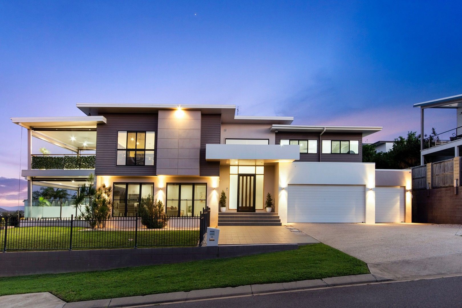 4 bedrooms House in 19 Cashell Crescent BUSHLAND BEACH QLD, 4818