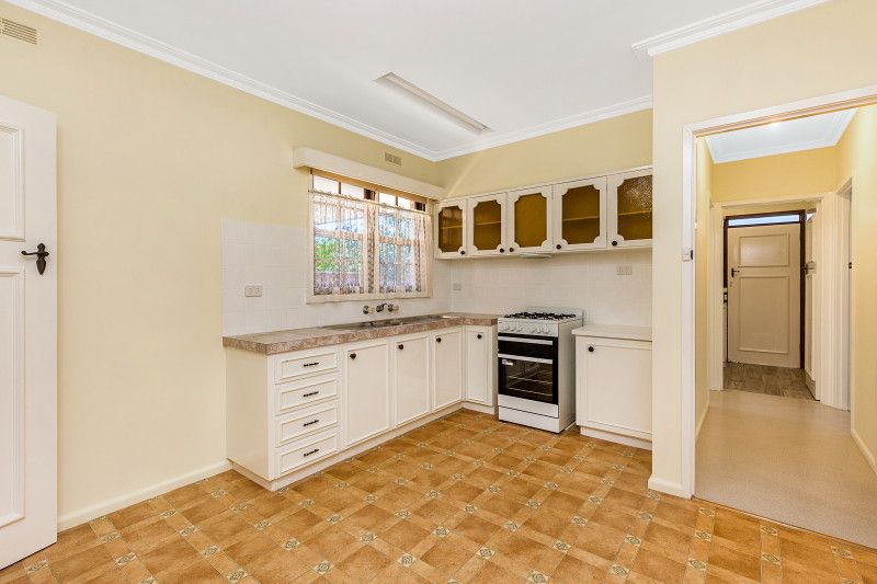 1/6 MAPLE STREET, Golden Square VIC 3555, Image 2