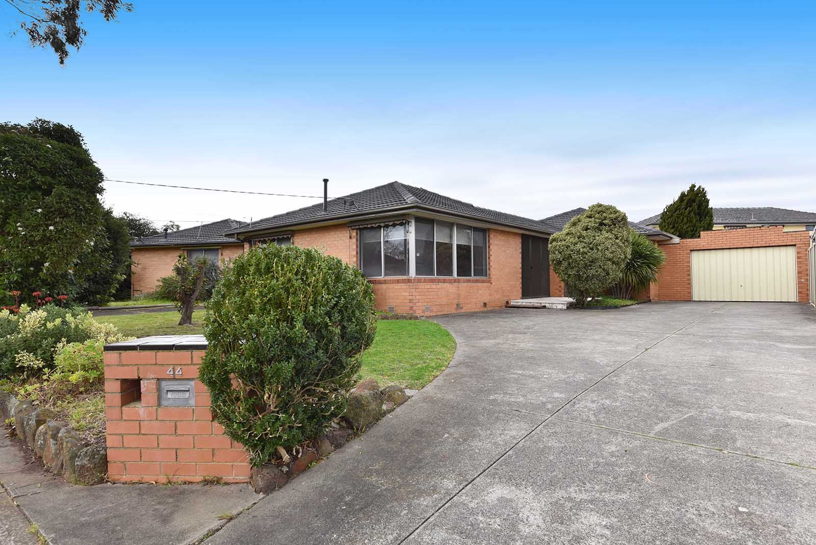 4 bedrooms House in 44 Burnleigh Drive GLADSTONE PARK VIC, 3043