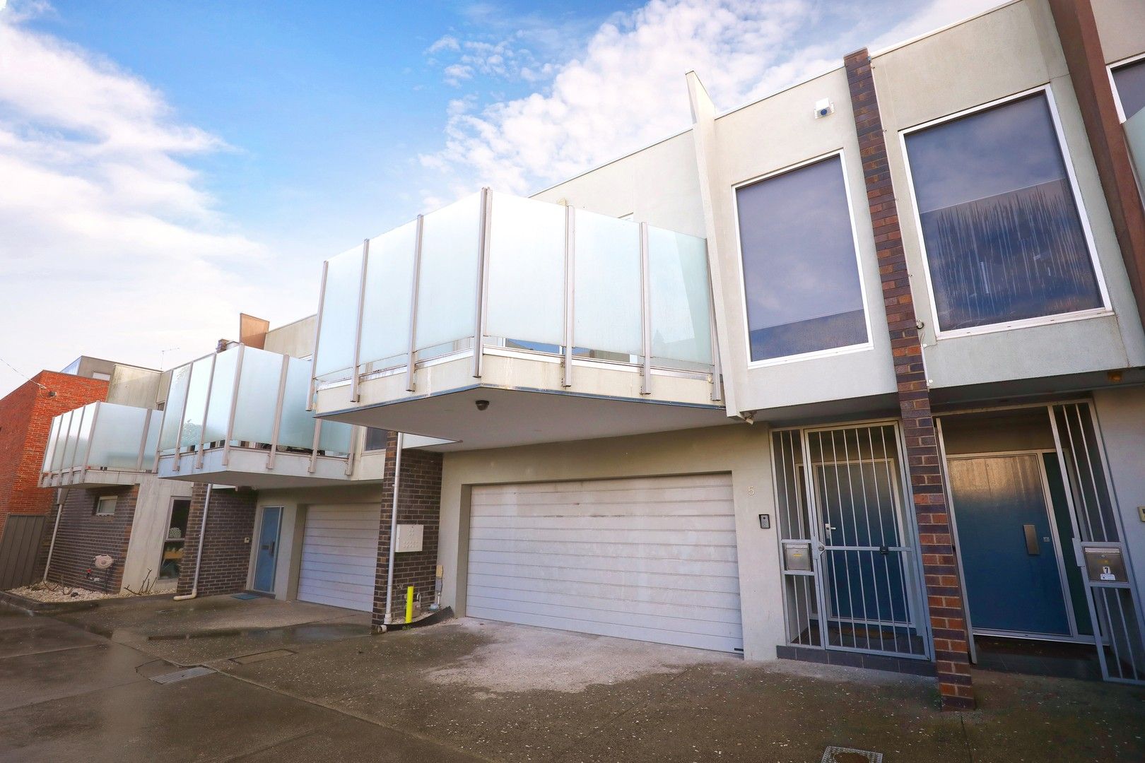 3 bedrooms House in 5 David Lane WINDSOR VIC, 3181