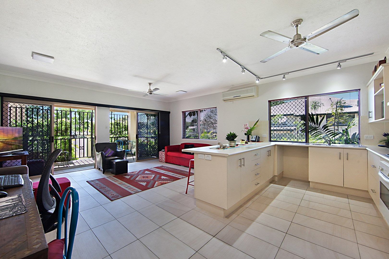 2/162 Mitchell Street, North Ward QLD 4810, Image 1