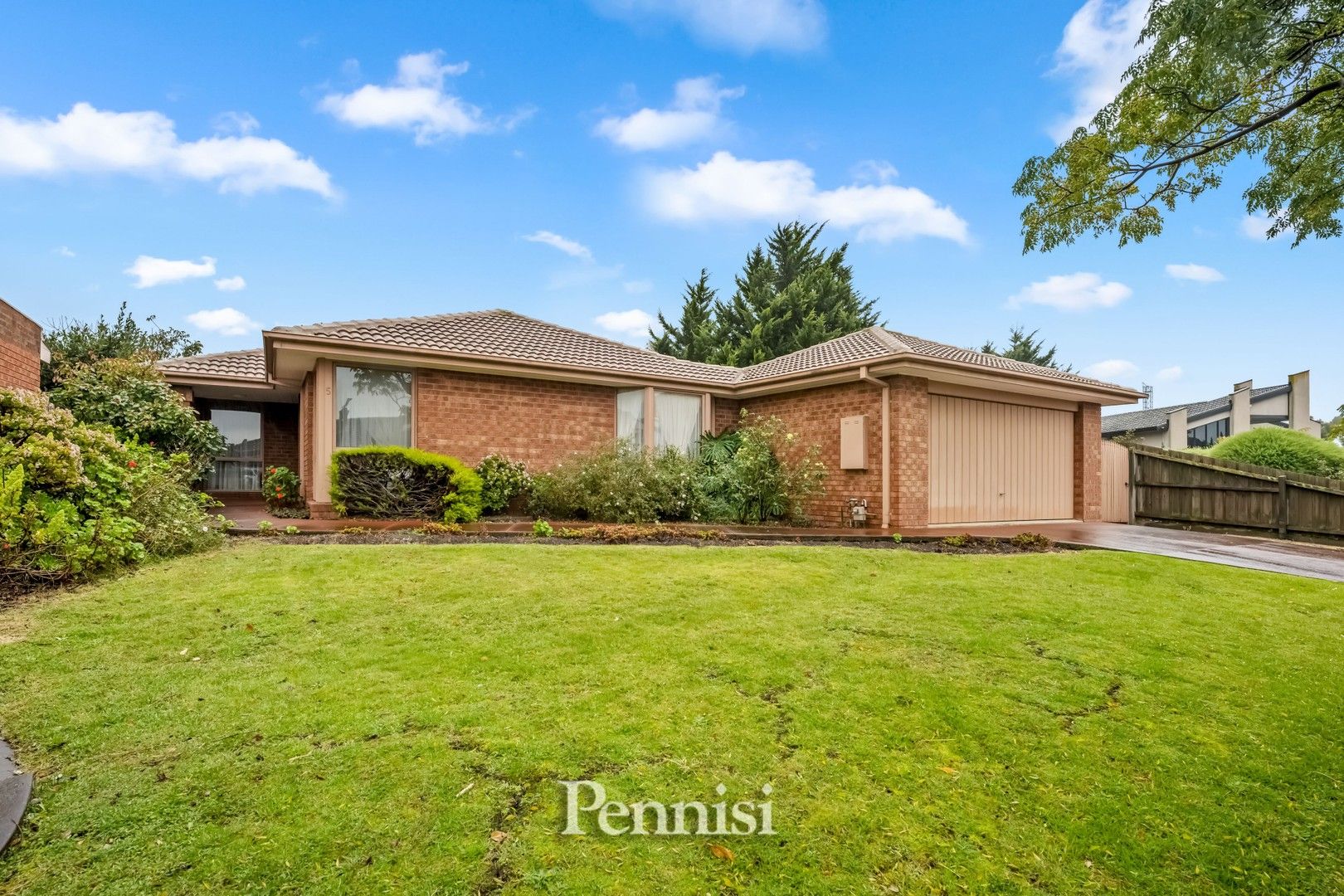 4 bedrooms House in 5 Ivanhoe Court GREENVALE VIC, 3059