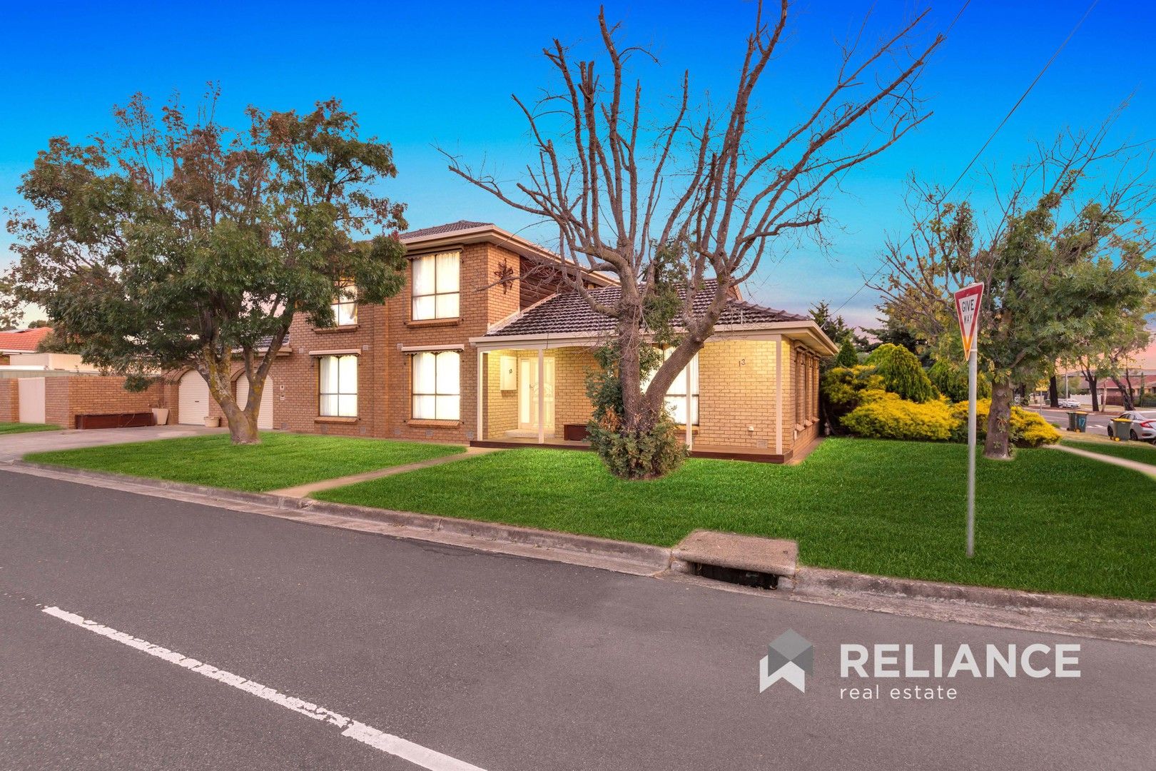 4 bedrooms House in 13 Woodville Park Drive HOPPERS CROSSING VIC, 3029