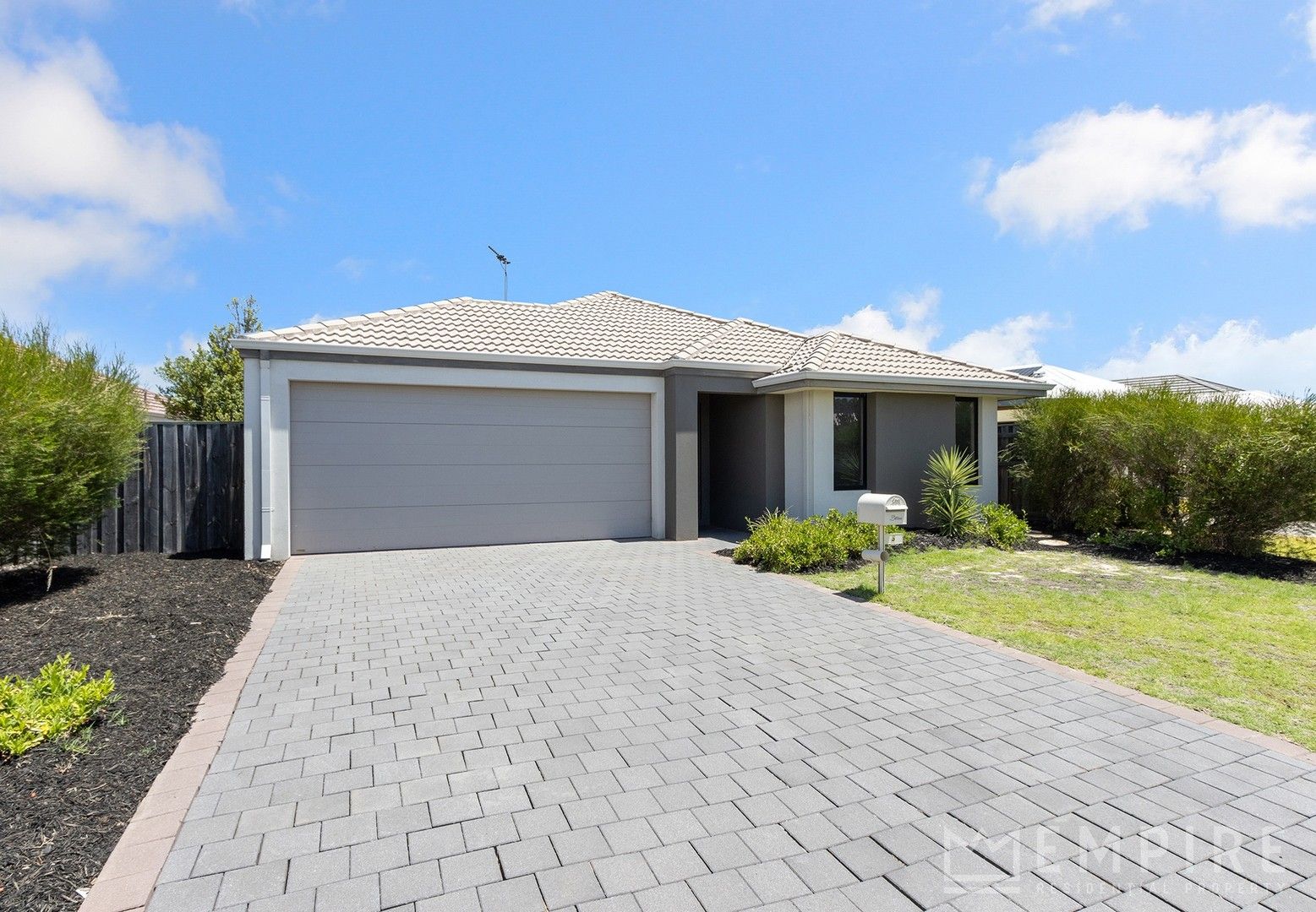 4 bedrooms House in 5 Pearl Pass WELLARD WA, 6170