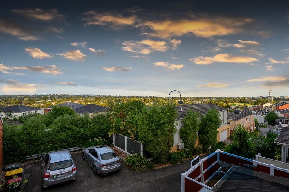 3 bedrooms Townhouse in 4 Marshall Way GLEN WAVERLEY VIC, 3150