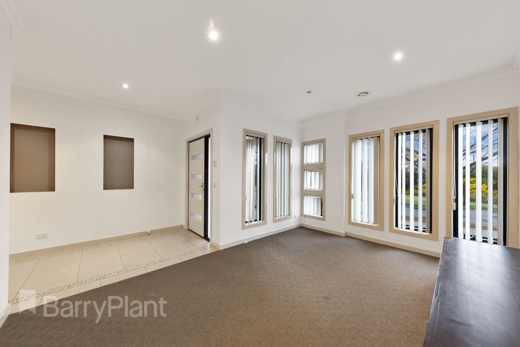 23 Viewbank Walk, Caroline Springs VIC 3023, Image 2