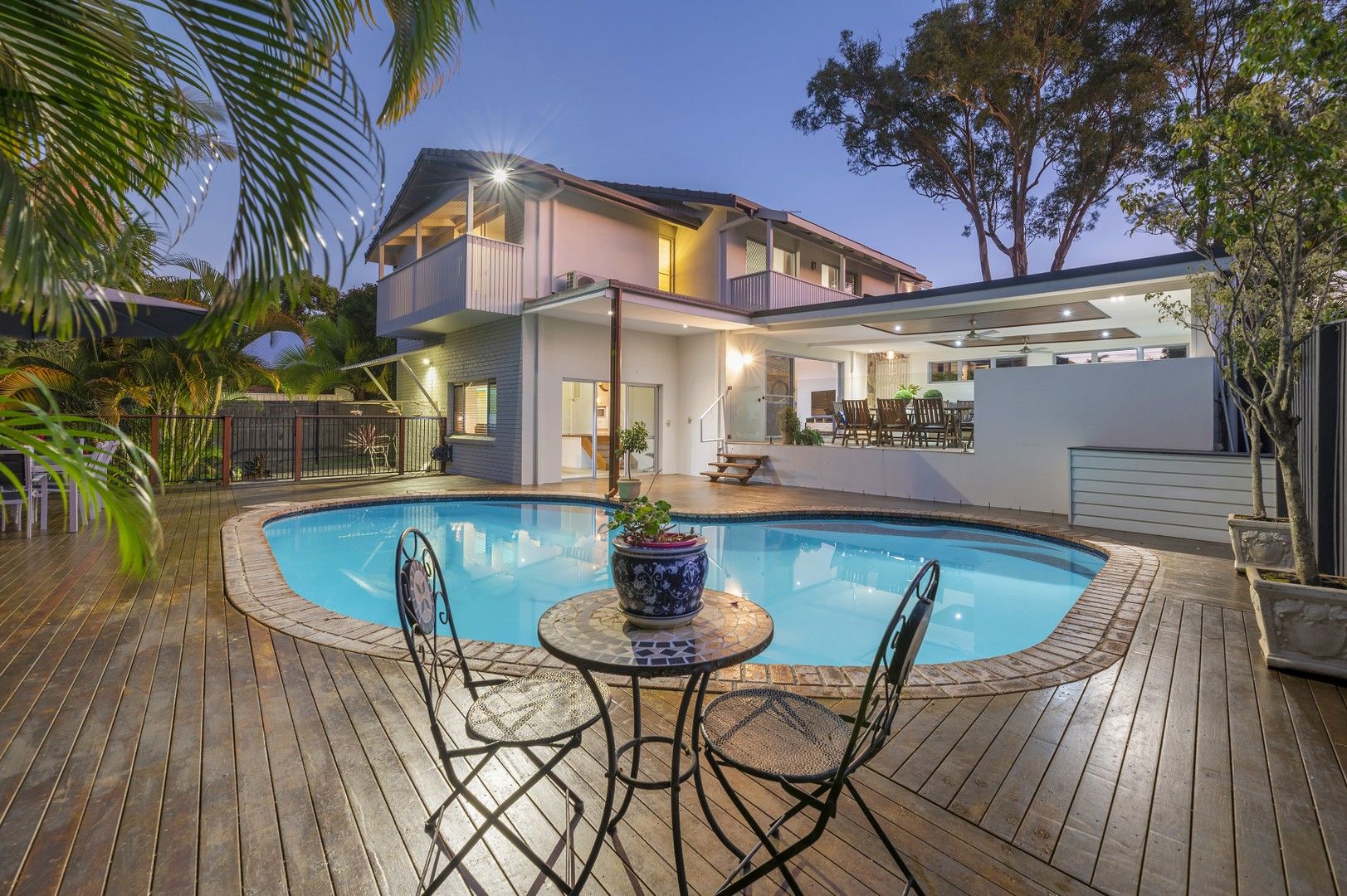 5 bedrooms House in 17 Kallaroo Crescent ASHMORE QLD, 4214