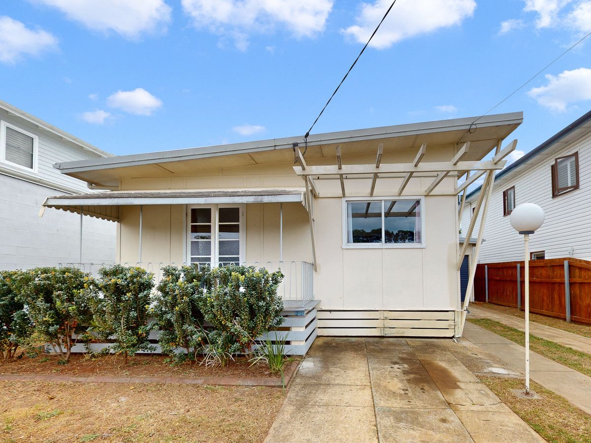 4 bedrooms House in 8 Bramble Street WOODY POINT QLD, 4019