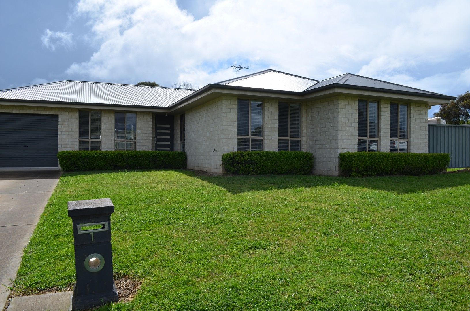 3 bedrooms House in 1 Hargreaves Crescent YOUNG NSW, 2594