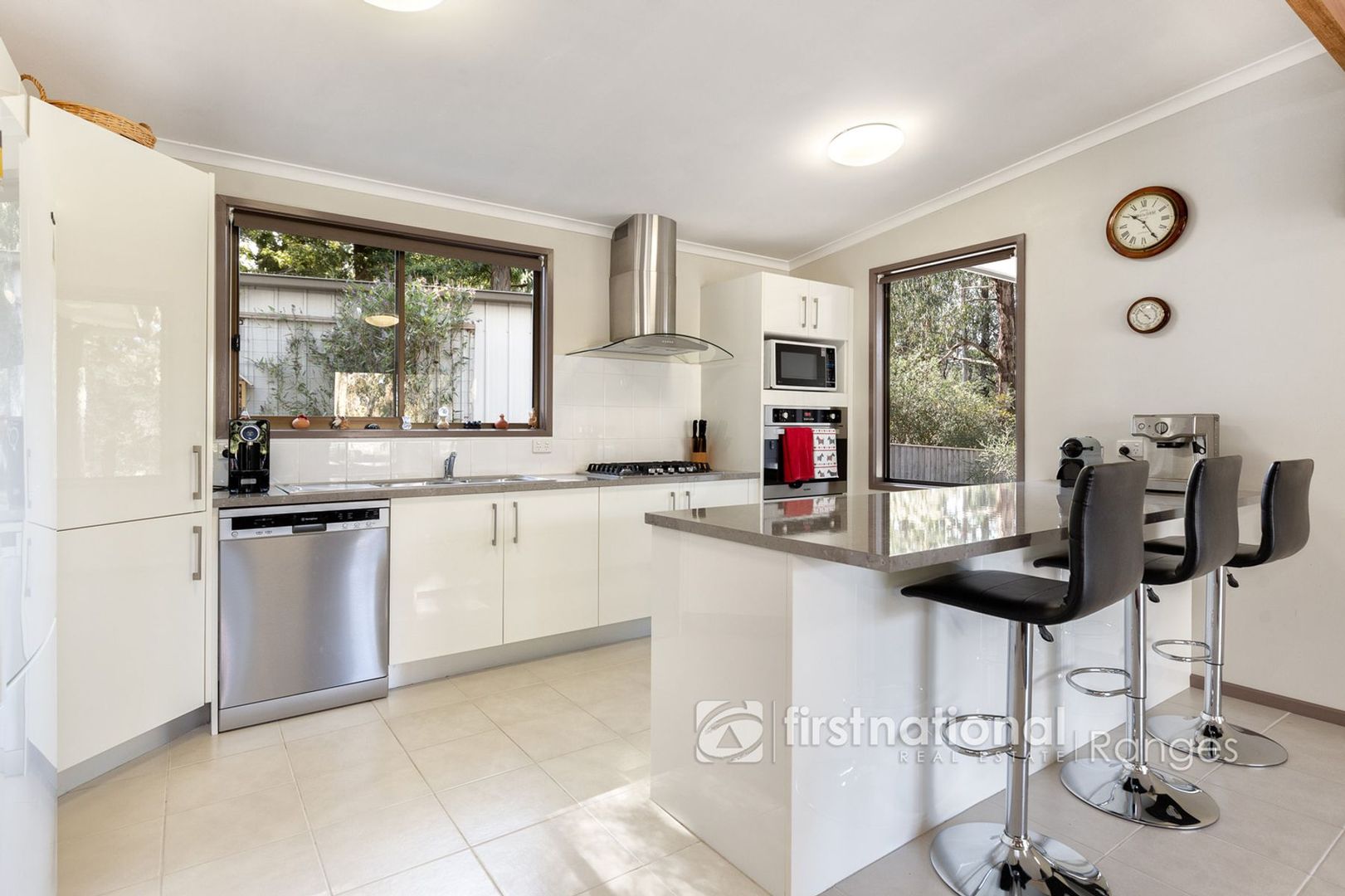 28 Mountain Road, Cockatoo VIC 3781, Image 2