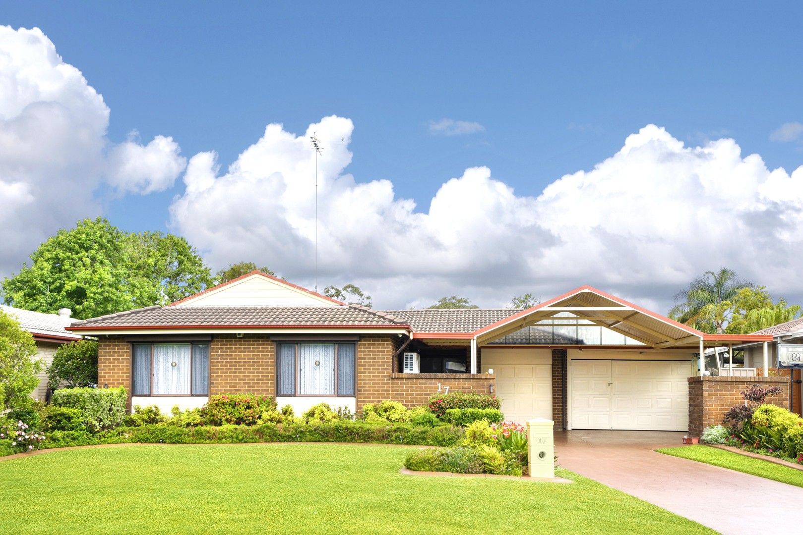 4 bedrooms House in 17 Henderson Crescent JAMISONTOWN NSW, 2750