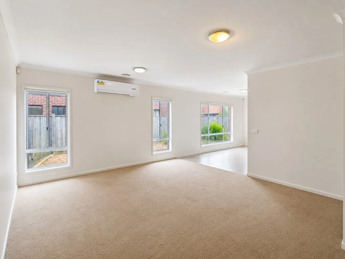 SPACIOUS FAMILY HOME WITH MODERN COMFORTS | GREAT LOCATION - Widok 4