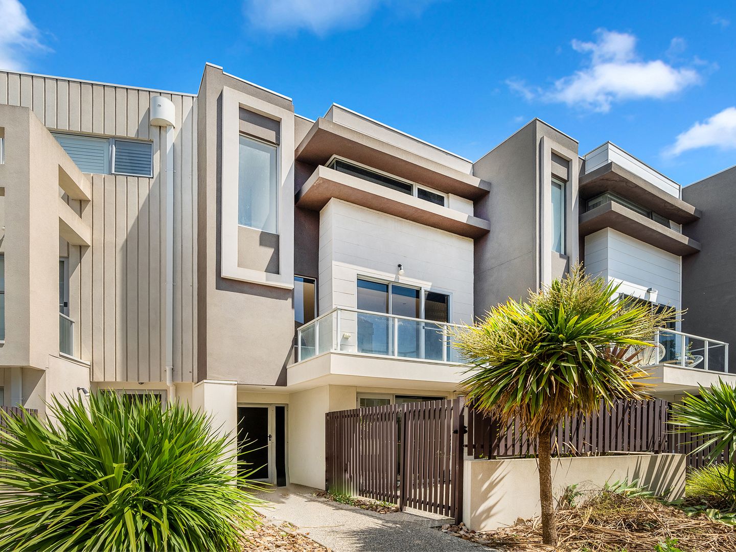 8/25 Boathouse Drive, Caroline Springs VIC 3023