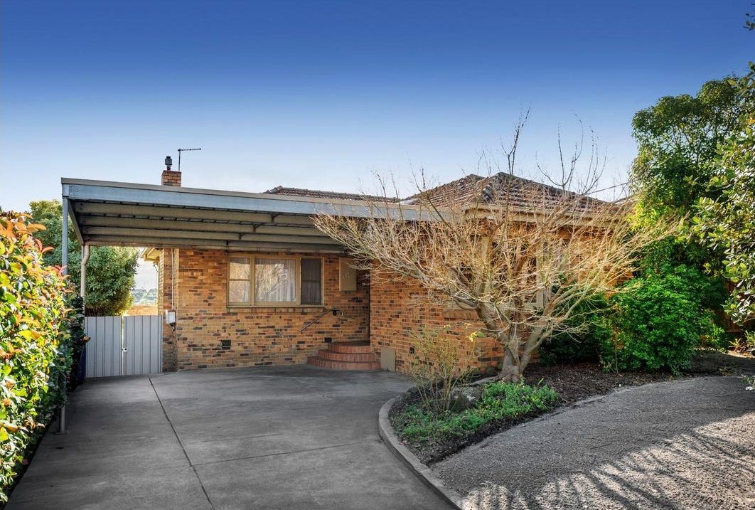 5 bedrooms House in 131 Thompsons Road BULLEEN VIC, 3105
