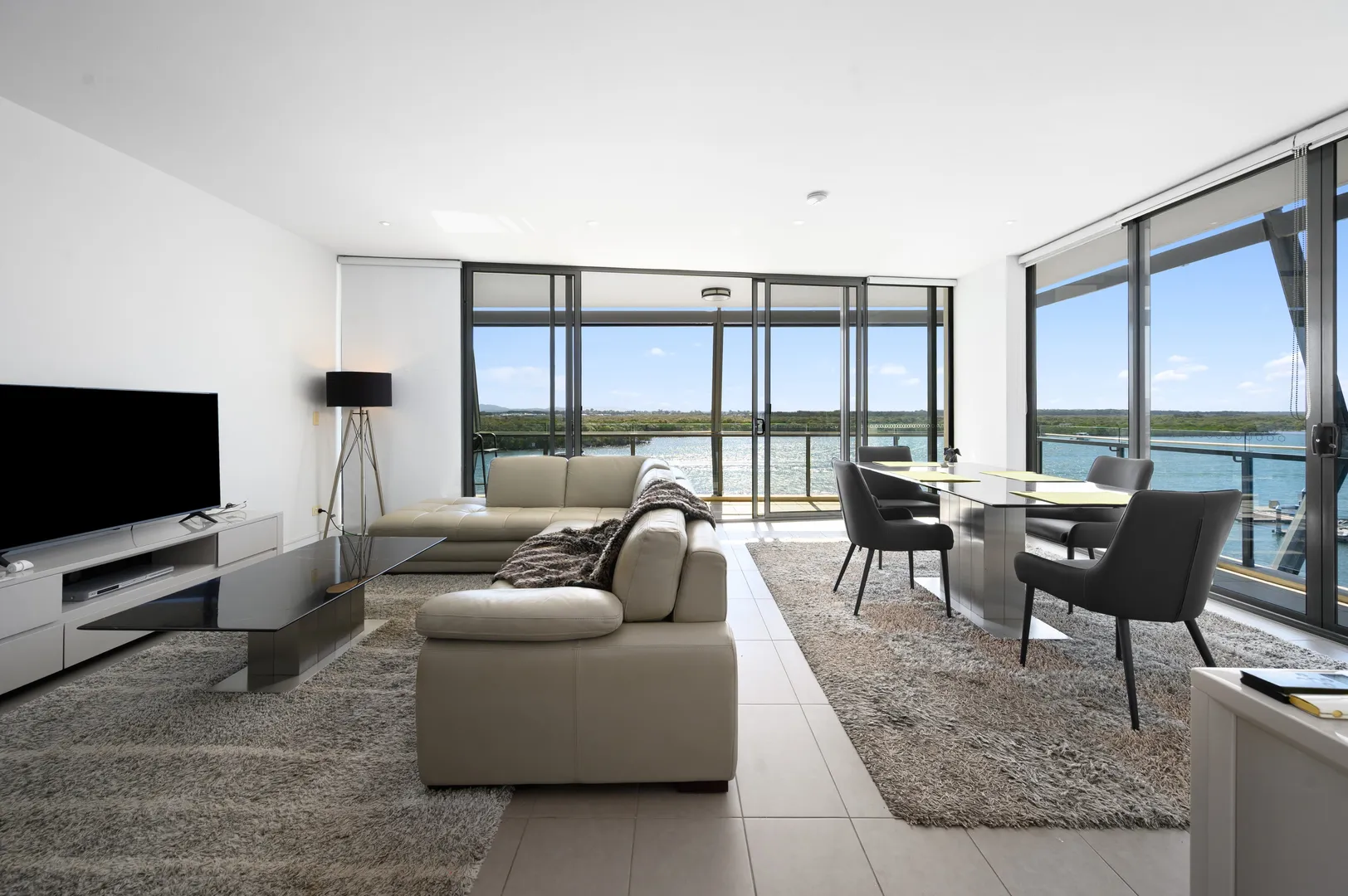 Apartment in Paradise Point - View 4