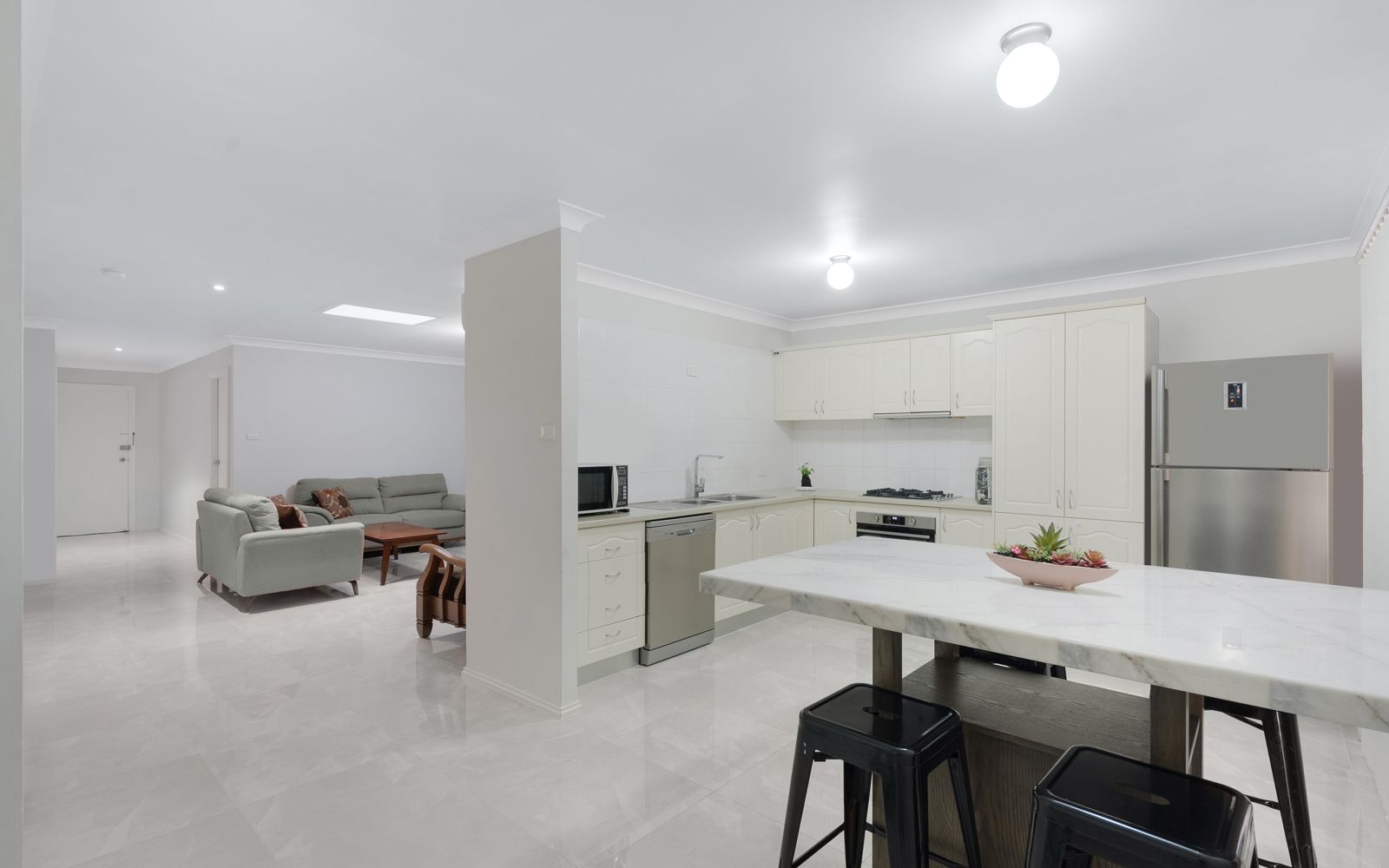 2/6 Crommelin Crescent, St Helens Park NSW 2560, Image 2