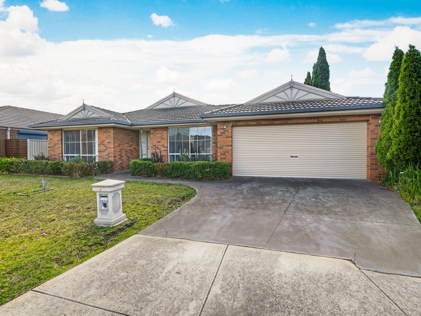 5 Aston Glade, Cranbourne East VIC 3977, Image 0