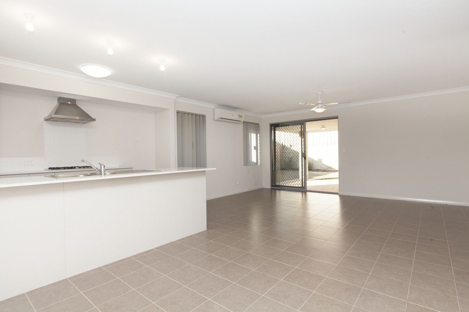 4 bedrooms House in 14 Aventurine Parade WELLARD WA, 6170