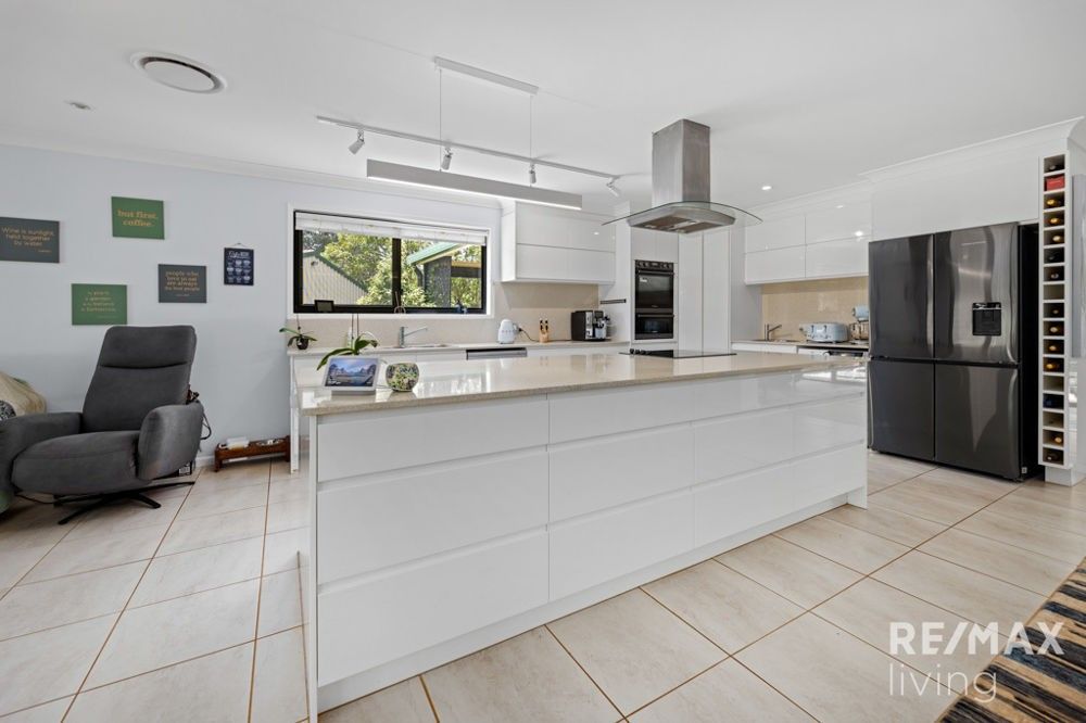 27 Clearview Drive, Glass House Mountains QLD 4518, Image 2