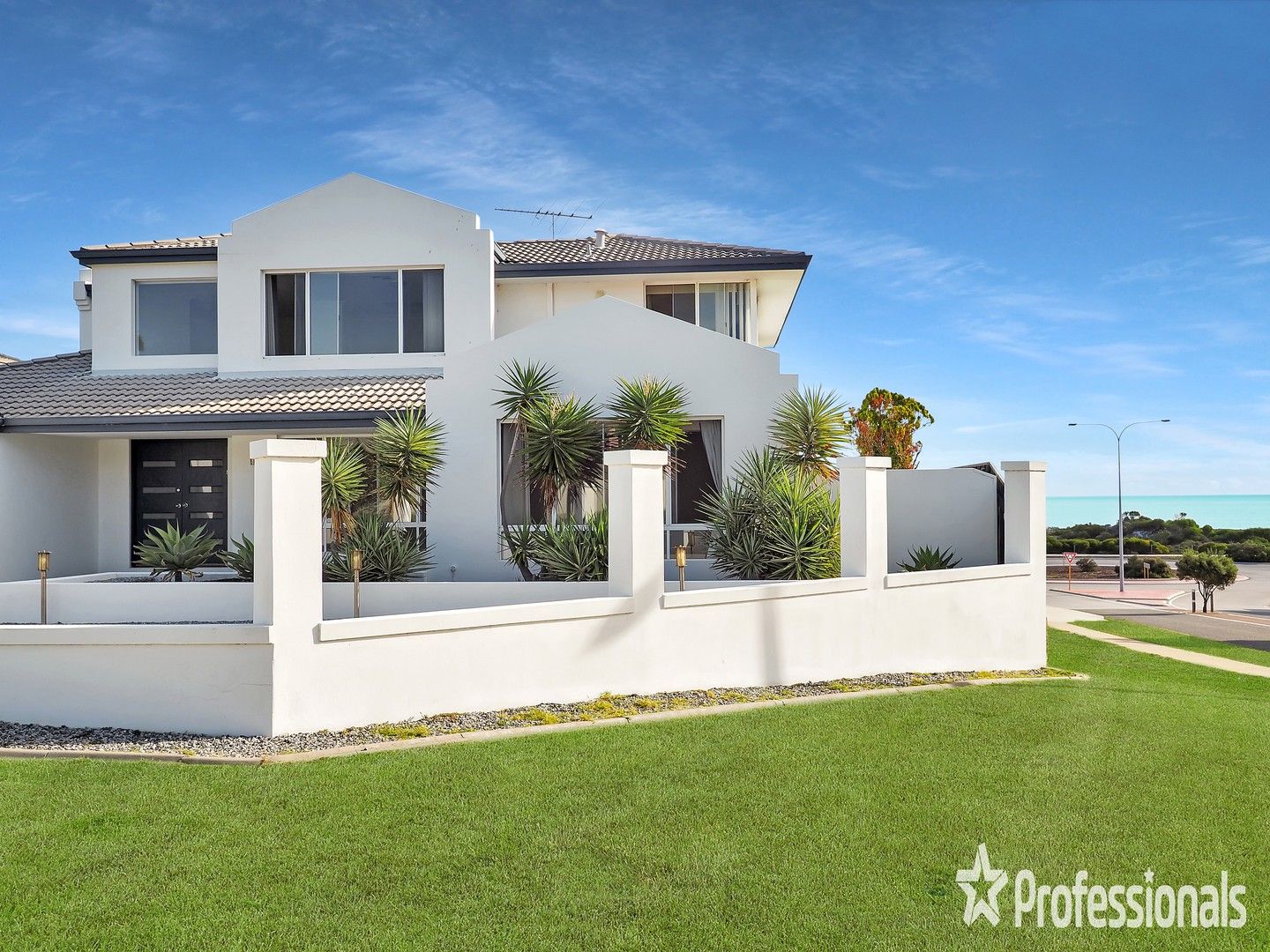 4 bedrooms House in 62 Diamond Drive OCEAN REEF WA, 6027