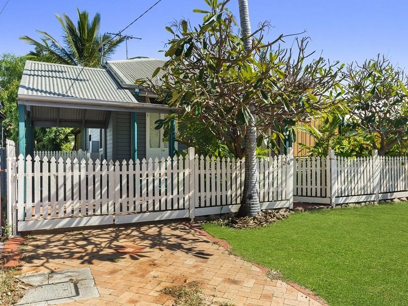 2 bedrooms House in 24 Morehead Street SOUTH TOWNSVILLE QLD, 4810
