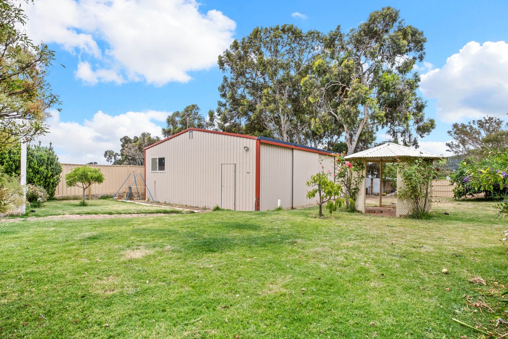 6 bedrooms House in 28 Hill Street KELMSCOTT WA, 6111